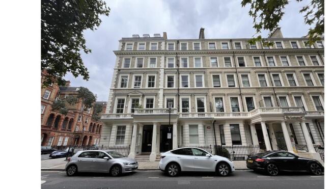 1 bed property, in Flat 1 (Lower Ground), £300,000