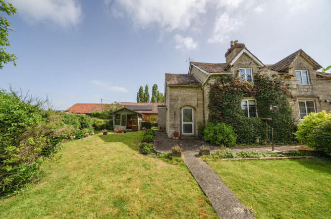 3 bed property, in Yarnbrook Road, £200,000