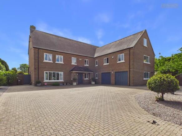 5 bed property, in Daniels Gate, £795,000
