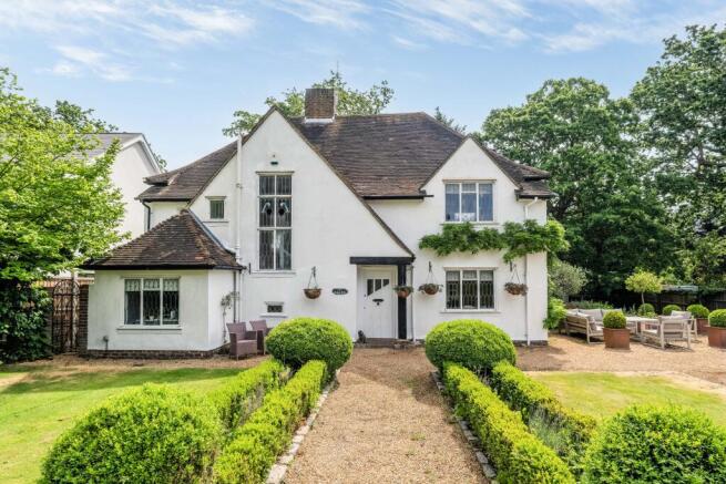 4 bed property, in Oakwood Close, £1,595,000
