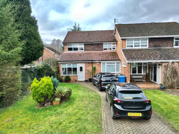5 bed property, in Kirklands, £585,000