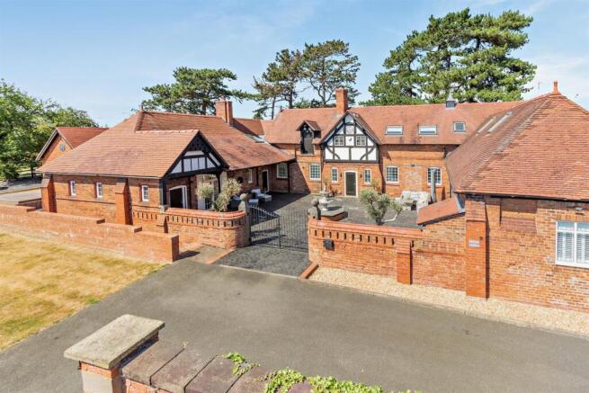 6 bed property, in Kelsterton, £875,000