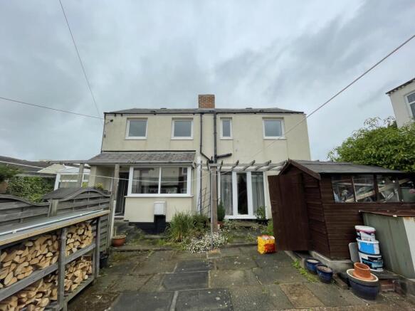 2 bed property, in 118 Cliff Road, £110,000