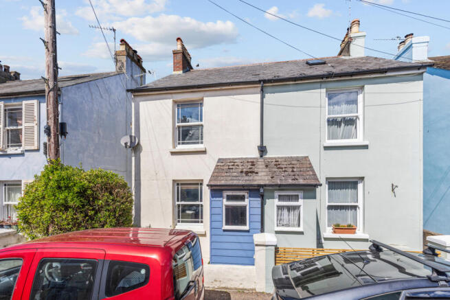 2 bed property, in Victoria Road, £325,000