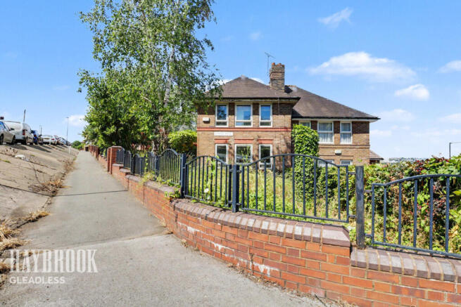 3 bed property, in Myrtle Road, £180,000