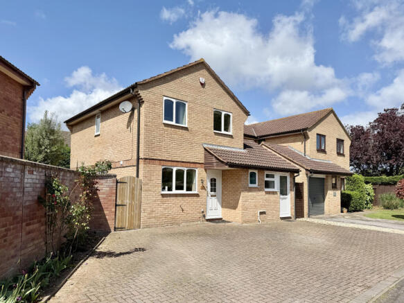 4 bed property, in Bilberry Grove, £350,000