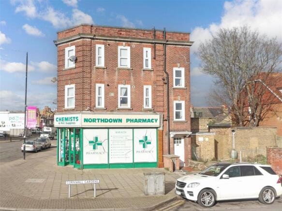 2 bed property, in Cornwall Gardens, £90,000