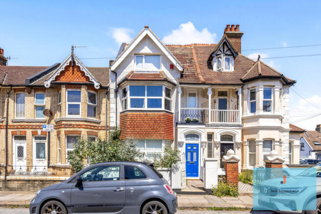 5 bed property, in St. Andrews Road, £700,000