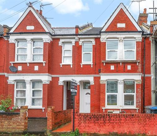 4 bed property, in Pine Road, £750,000