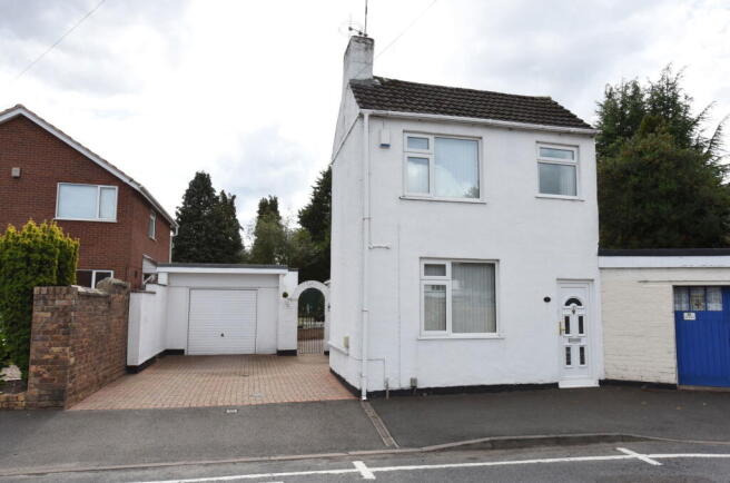 2 bed property, in Wall Heath Village, £200,000