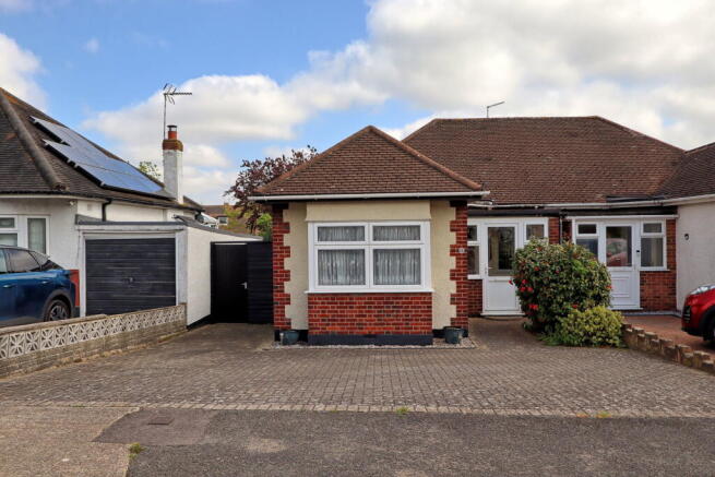 2 bed property, in Leigh Heights, £375,000
