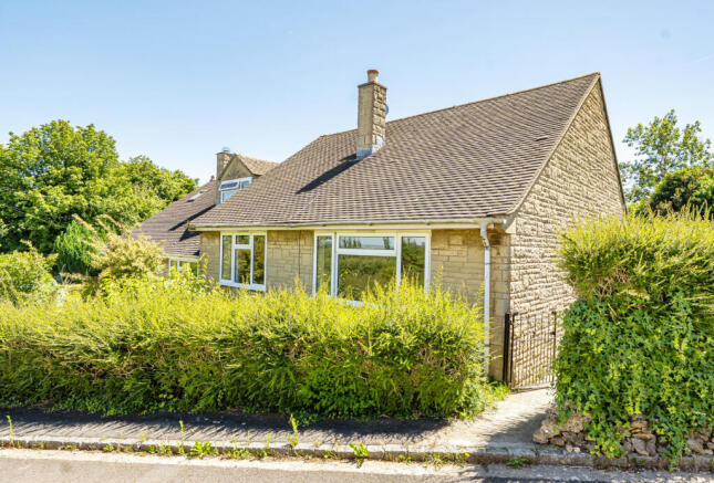 2 bed property, in Quarry Ground, £300,000