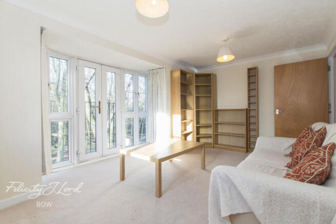 2 bed property, in Tidworth Road, £325,000