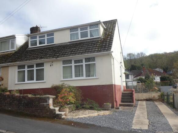 3 bed property, in Manor Way, £199,995