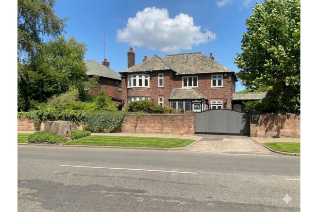 4 bed property, in Menlove Avenue, £999,995