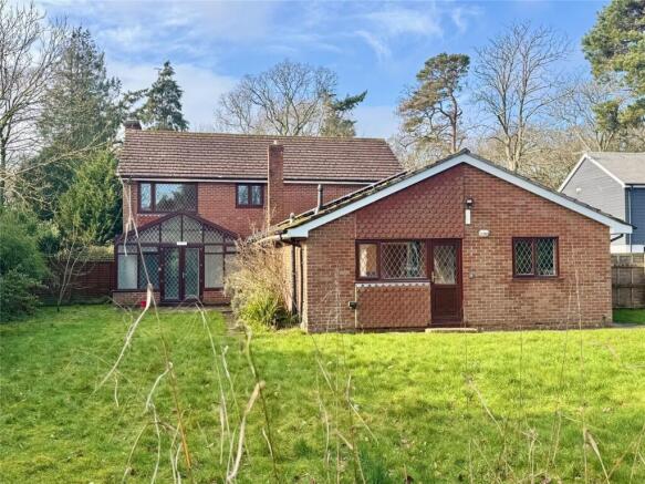 5 bed property, in Fernhill Lane, £825,000