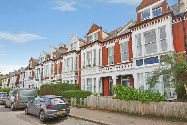 2 bed property, in Chelverton Road, £565,000