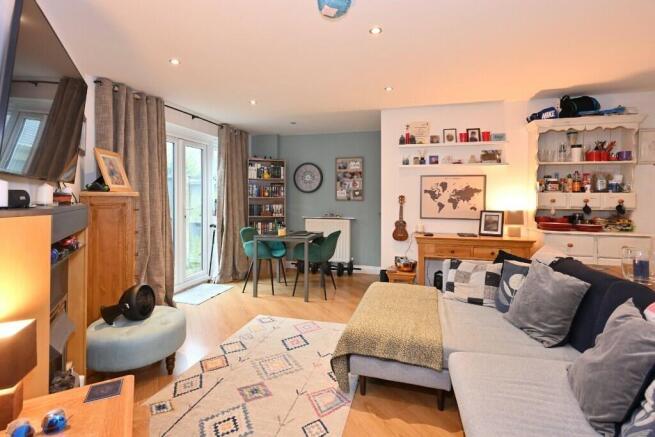 2 bed property, in Main Street, £135,000