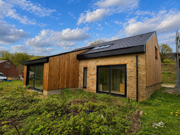 2 bed property, in Holly Lane, £375,000