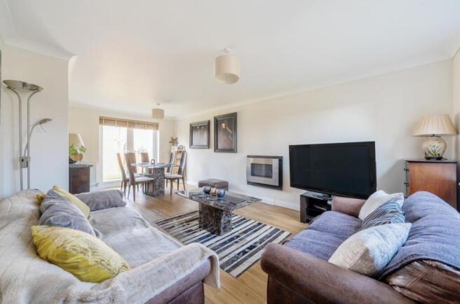 4 bed property, in Abbots Way, £440,000