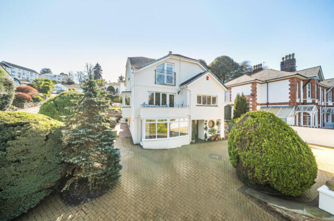 5 bed property, in Torwood Close, £650,000