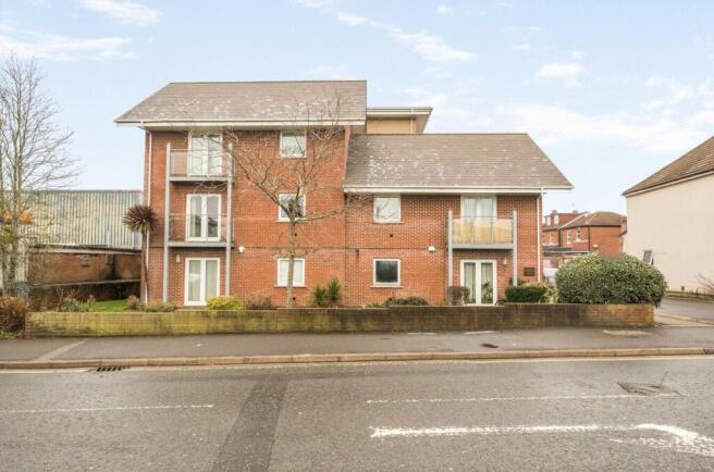 2 bed property, in Winchester Road, £170,000
