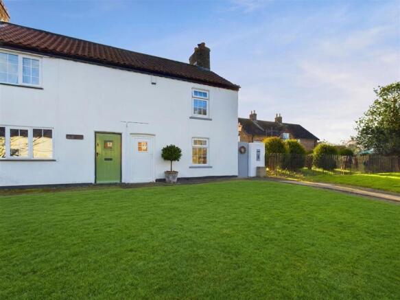 2 bed property, in The Cottage, £250,000