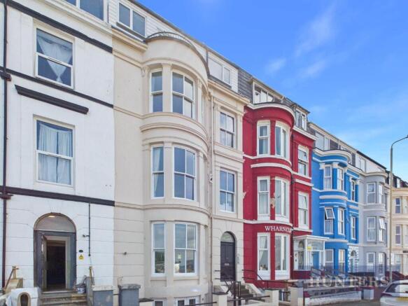 1 bed property, in Queens Parade, £90,000