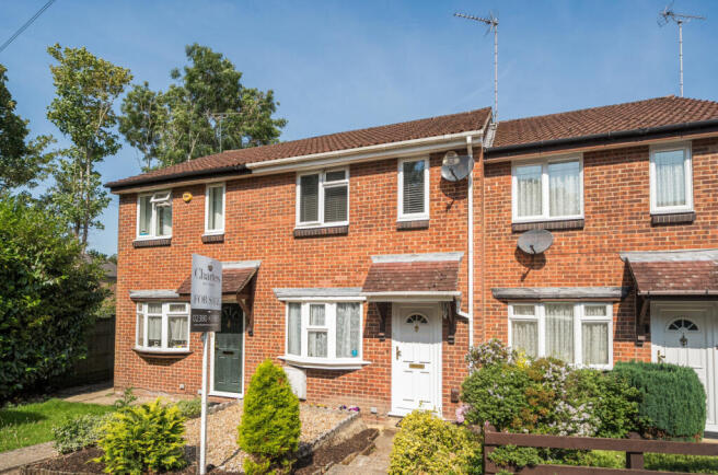 2 bed property, in Cutbush Lane, £260,000
