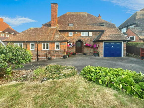 4 bed property, in Woodbourne, £800,000