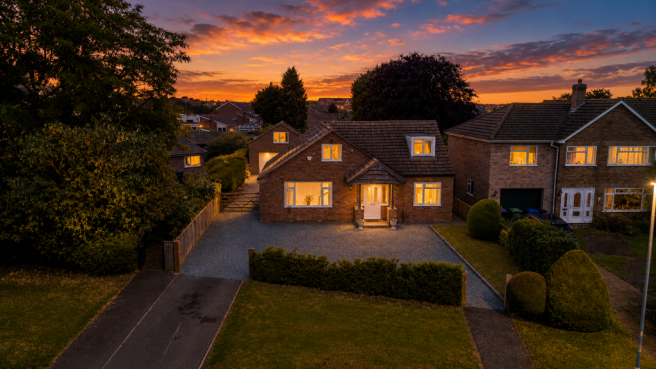 5 bed property, in Cliff Road, £585,000