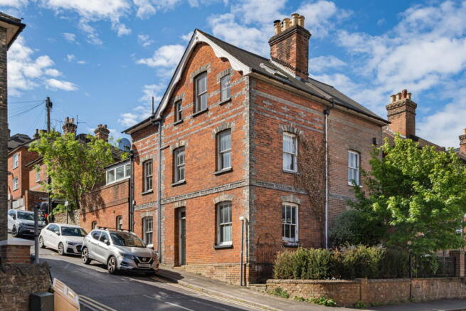 2 bed property, in Sydenham Road, £385,000