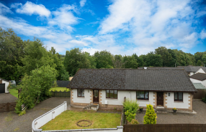 3 bed property, in Braeface Park, £195,000