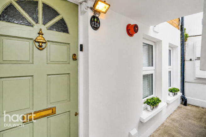 1 bed property, in Hindmans Road, £390,000