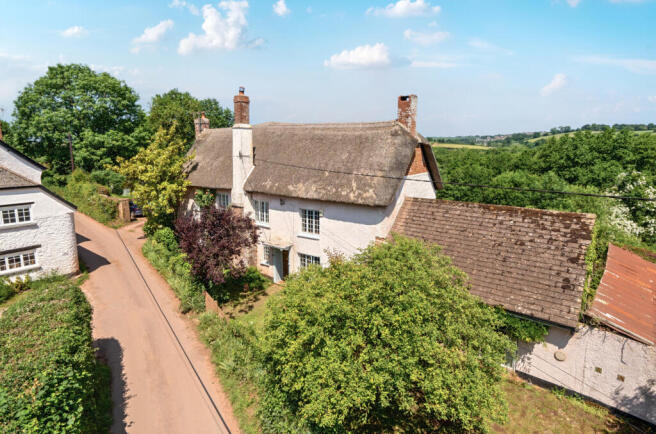 5 bed property, in Uton, £675,000