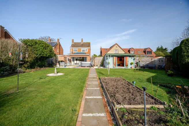 3 bed property, in Lower Shelton Road, £525,000