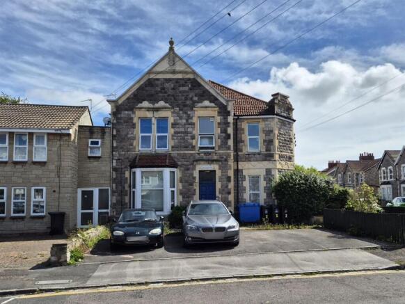 1 bed property, in Gordon Road, £70,000