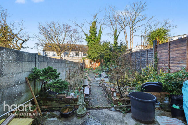 2 bed property, in Burlington Road, £395,000