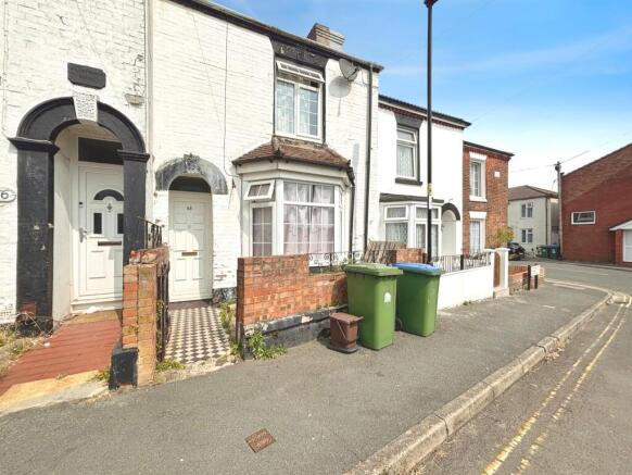 3 bed property, in Southcliff Road, £260,000