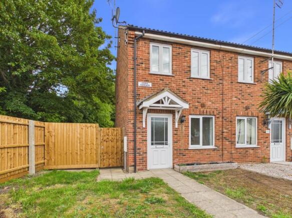 2 bed property, in Main Road, £165,000
