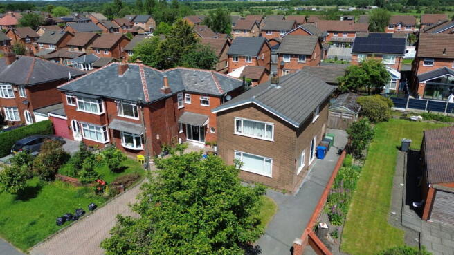 3 bed property, in Sale Lane, £300,000