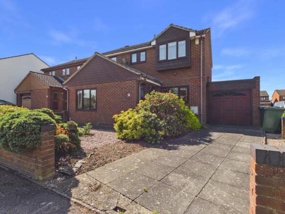 4 bed property, in Mountbatten Drive, £450,000
