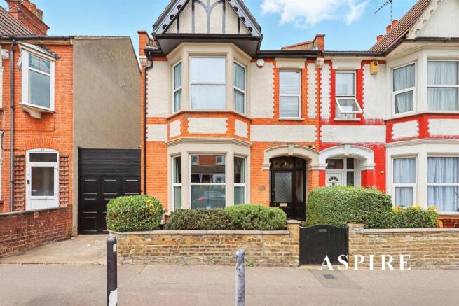 3 bed property, in VIDEO PRESENTATION INSIDE - Hainault Avenue, £415,000