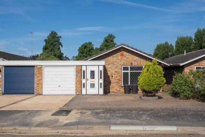 2 bed property, in Treeside Close, £475,000
