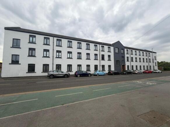 1 bed property, in Balm Road, £115,000