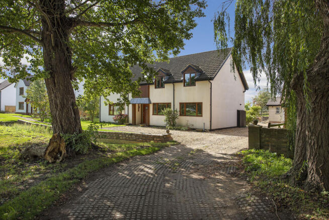 5 bed property, in The Green, £700,000