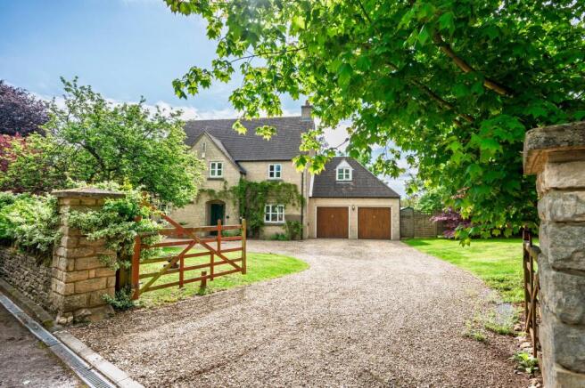 5 bed property, in Harris Gardens, £900,000