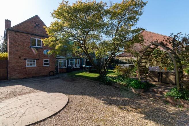 4 bed property, in Main Road, £475,000