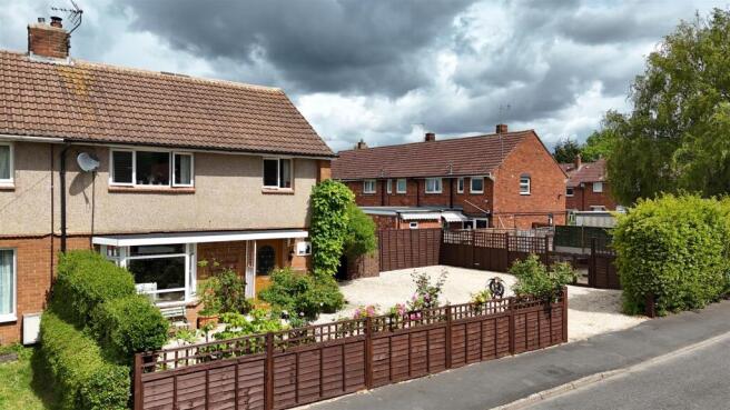 3 bed property, in Green Gardens, £280,000