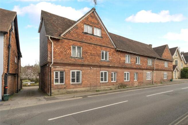 2 bed property, in Haslemere, £369,500